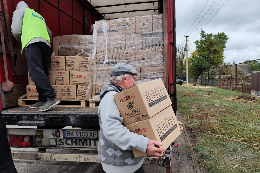 Мешканцям Томаківської громади роздали продуктові набори і воду (фото) Мешканцям Томаківської громади роздали продуктові набори і воду (фото)
