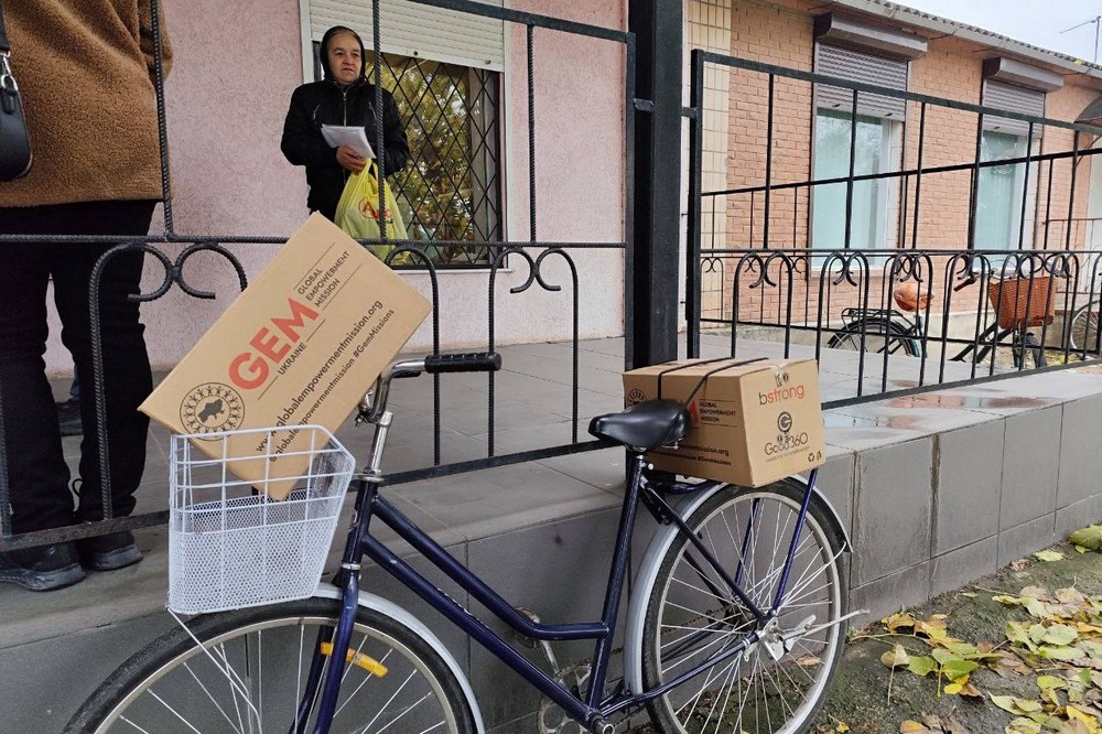 Мешканцям Томаківської громади роздали продуктові набори і воду (фото) Мешканцям Томаківської громади роздали продуктові набори і воду (фото)