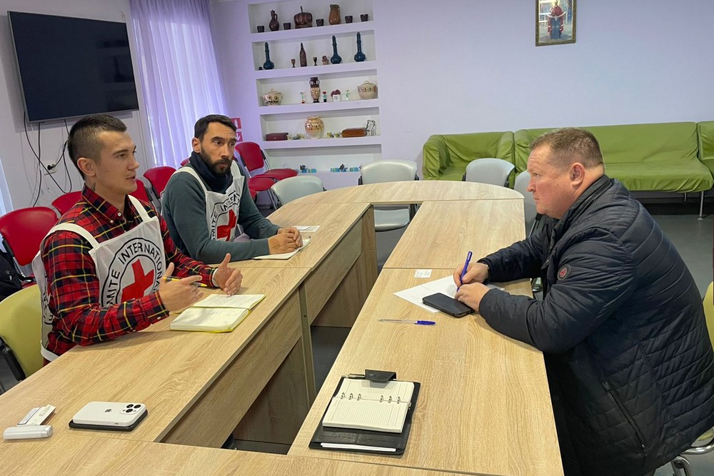 Начальник Нікопольської РВА Іван Базилюк зустрівся з Червоним Хрестом. Головна тема зустрічі - допомога мешканцям Нікопольщини.