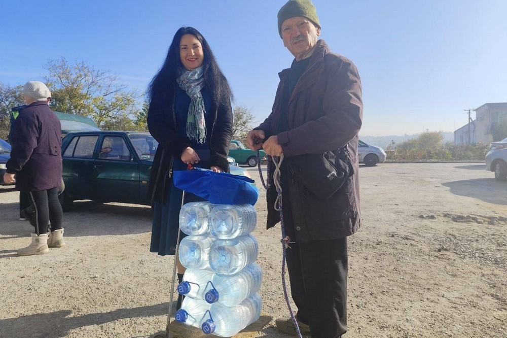 Мешканцям Томаківської громади роздали продуктові набори і воду (фото) Мешканцям Томаківської громади роздали продуктові набори і воду (фото)