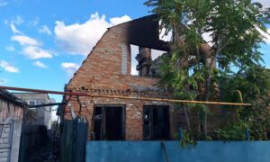 У Нікополі багато руйнувань, сталися пожежі: ворог атакував місто, район і ще 5 районів області (фото) 2 У Нікополі багато руйнувань, сталися пожежі: ворог атакував місто, район і ще 5 районів області (фото)
