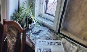 «Не просто осколки – якесь начиння, що потім вибухає»: у Нікополі знову через обстріли постраждала редакція газети – НСЖУ 2 У Нікополі знову через обстріли постраждала редакція газети
