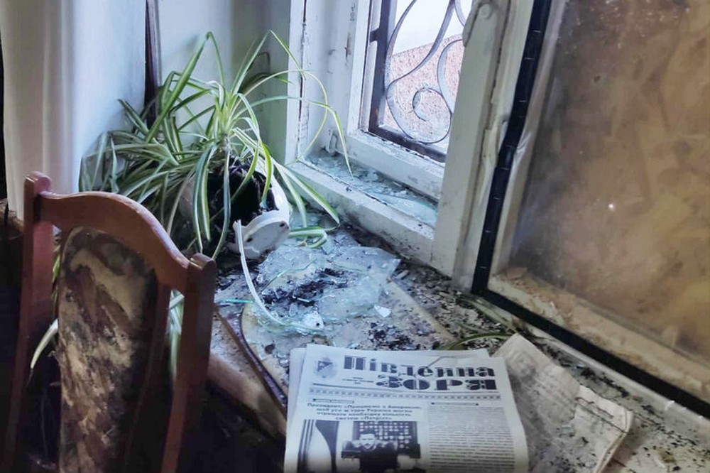 «Не просто осколки – якесь начиння, що потім вибухає»: у Нікополі знову через обстріли постраждала редакція газети – НСЖУ 1 У Нікополі знову через обстріли постраждала редакція газети
