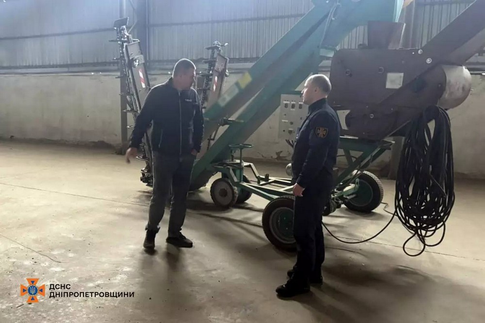 Аби вберегти зерно: на Нікопольщині офіцер громади нагадав аграріям правила пожежної безпеки (фото)