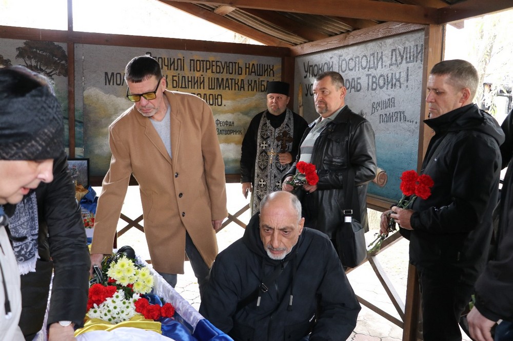 Неодноразово був поранений, однак повертався на фронт: у Нікополі сьогодні провели в останню путь Захисника Неодноразово був поранений, однак повертався на фронт: у Нікополі сьогодні провели в останню путь Захисника