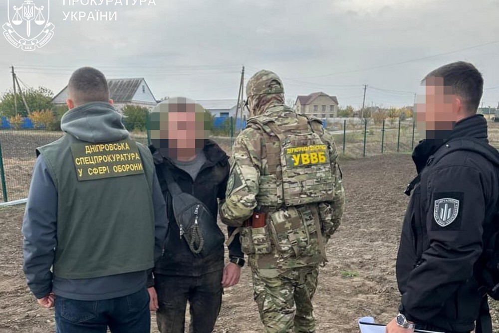 На Дніпропетровщині прикордонник за 5000 доларів обіцяв влаштувати громадянина на військову службу за контактом в тилу 1 На Дніпропетровщині прикордонник за 5000 доларів обіцяв влаштувати громадянина на військову службу за контактом в тилу