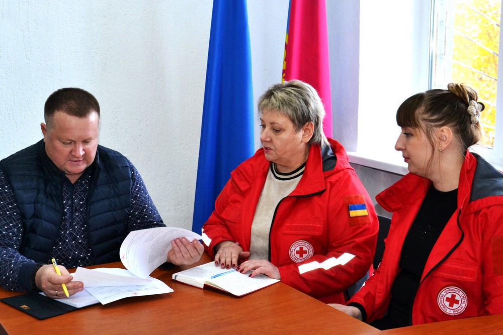 Обговорили конкретні напрямки допомоги мешканцям Нікопольщини: начальник РВА знову зустрівся з Червоним Хрестом 1 Обговорили конкретні напрямки допомоги мешканцям Нікопольщини: начальник РВА знову зустрівся з Червоним Хрестом