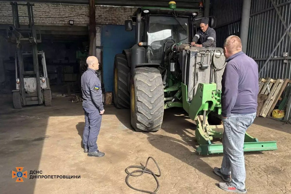 Аби вберегти зерно: на Нікопольщині офіцер громади нагадав аграріям правила пожежної безпеки (фото)