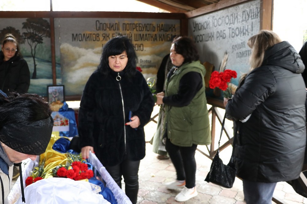 Неодноразово був поранений, однак повертався на фронт: у Нікополі сьогодні провели в останню путь Захисника Неодноразово був поранений, однак повертався на фронт: у Нікополі сьогодні провели в останню путь Захисника