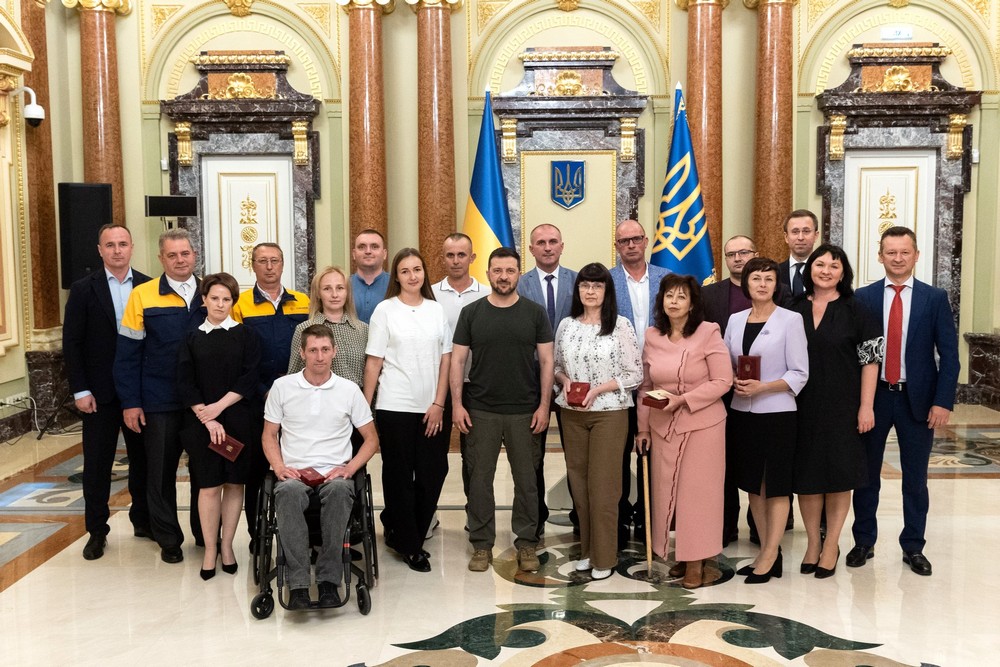 Єдина жінка у чоловічій бригаді: працівниця «Газмережі» з Нікопольщини отримала орден від президента України