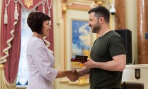Єдина жінка у чоловічій бригаді: працівниця «Газмережі» з Нікопольщини отримала орден від президента України