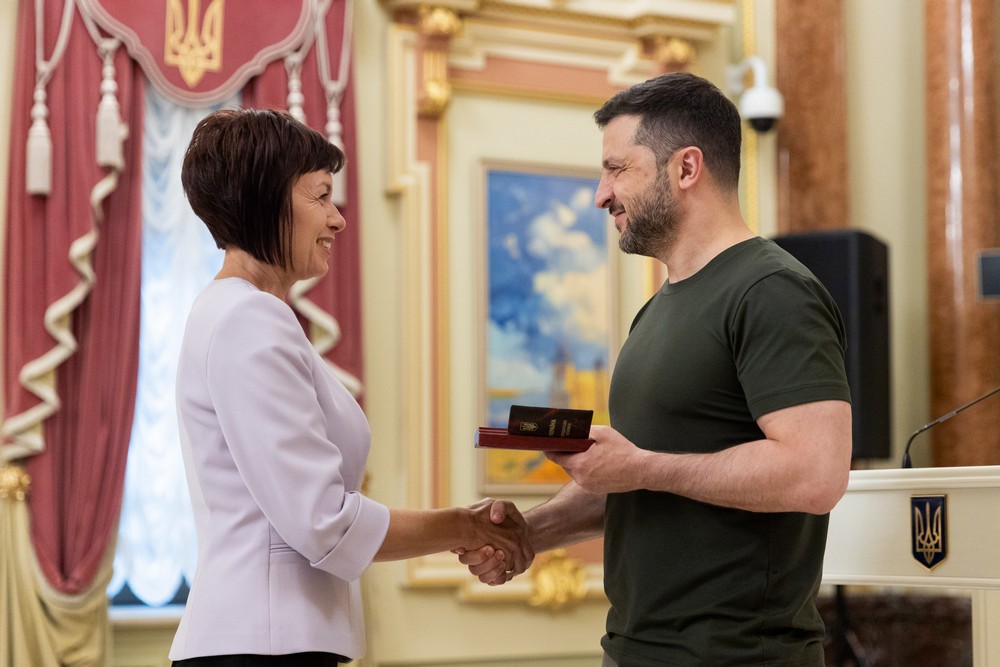 Єдина жінка у чоловічій бригаді: працівниця «Газмережі» з Нікопольщини отримала орден від президента України