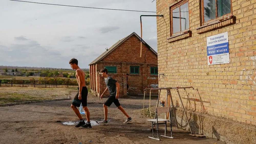 Діти і вчителі з Нікопольщини поспілкувалися зі шведськими журналістами, які відвідали прифронтові населені пункти. Підлітки розповіли, як їм живеться під щоденними обстрілами. Дехто з них виїжджав за кордон під час війни. Але потім повернулися додому.
