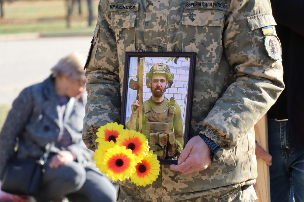 Вважався зниклим безвісти з червня 2024 року: на Нікопольщині сьогодні попрощалися з полеглим Героєм (фото)