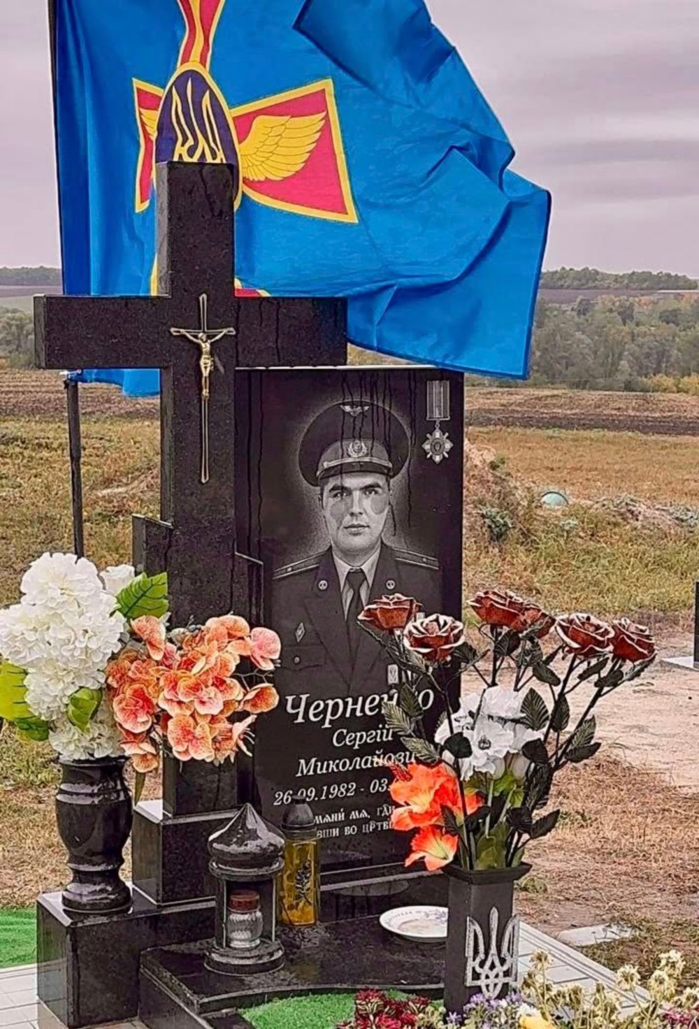 Капелан Нікопольської бригади провів панахиду на могилі Захисника неба підполковника Сергія Черненка (фото)