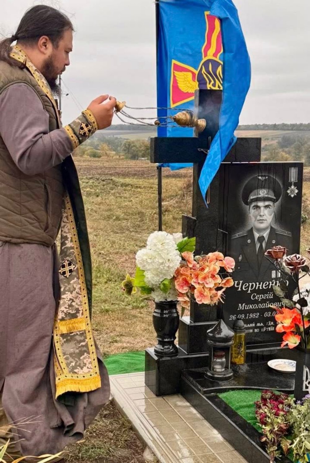  Капелан Нікопольської бригади провів панахиду на могилі Захисника неба підполковника Сергія Черненка (фото) 3