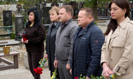  Керівництво Нікопольської РВА сьогодні вшанувало пам'ять полеглих захисників України 3