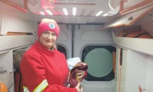 Недоношена, але жива!: на Дніпропетровщині жінка народила у «швидкій» 4 Медики Дніпропетровщини 2