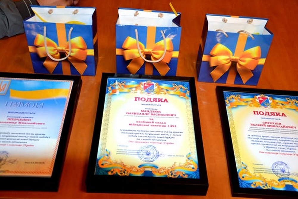 Начальник  Нікопольської РВА вручив Подяки захисникам України