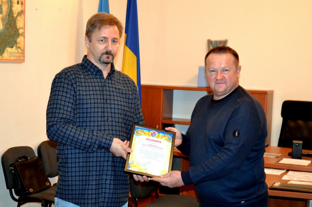 Начальник  Нікопольської РВА вручив Подяки захисникам України 2