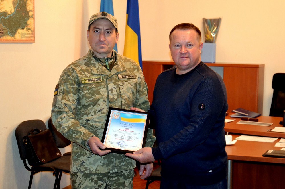 Начальник  Нікопольської РВА вручив Подяки захисникам України 3