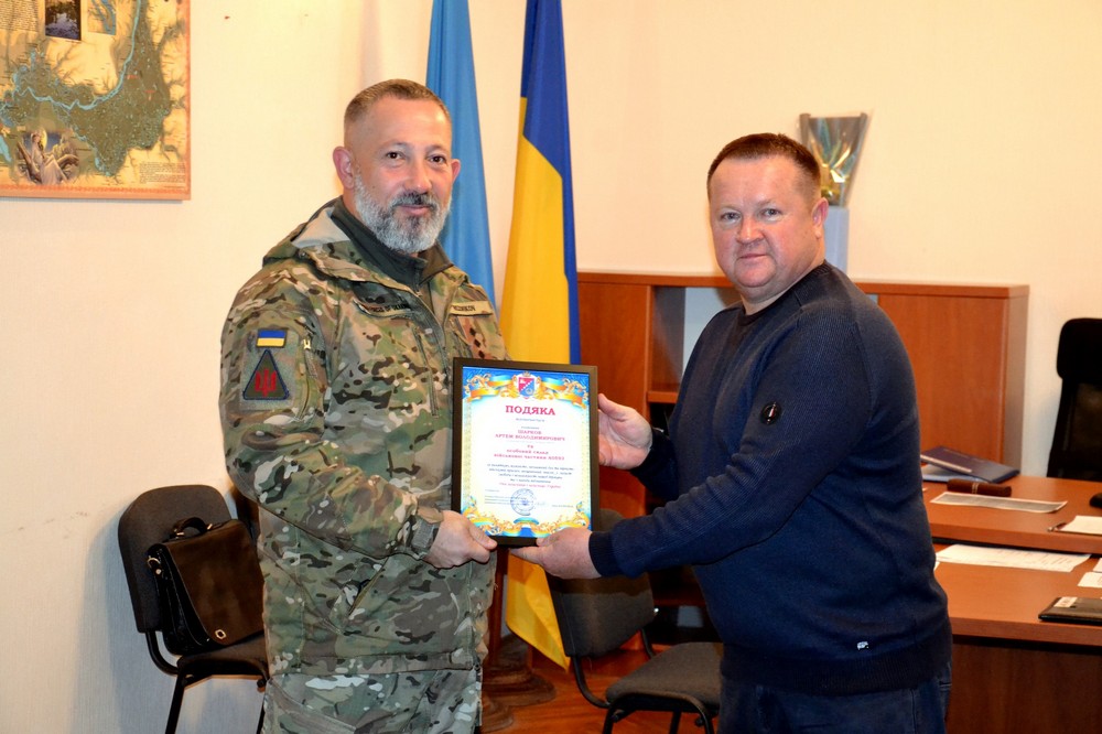 Начальник  Нікопольської РВА вручив Подяки захисникам України 4