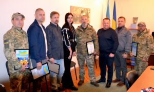 Начальник  Нікопольської РВА вручив Подяки захисникам України 5
