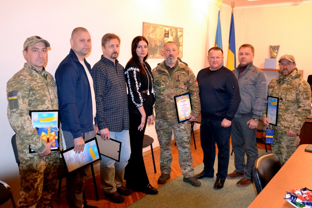 Начальник  Нікопольської РВА вручив Подяки захисникам України 5