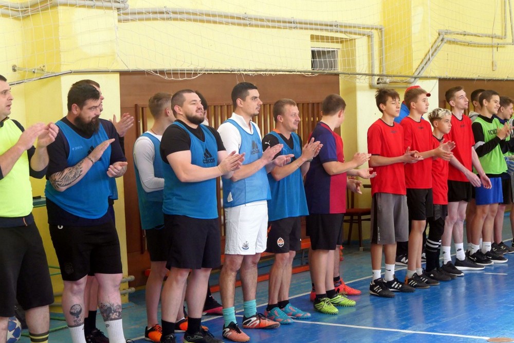 Діти зіграли в футбол з ветеранами у Покрові. У місті знову об’єднали спорт, пам'ять і вдячність. Змагання пройшли на вихідних.