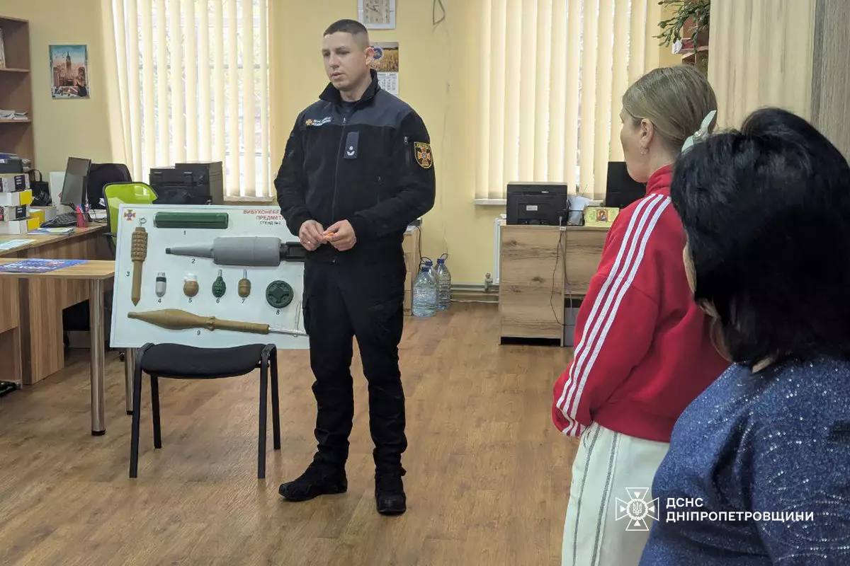 Працівникам виконавчого комітету Покровської громади нагадали правила безпеки під час загрози обстрілів