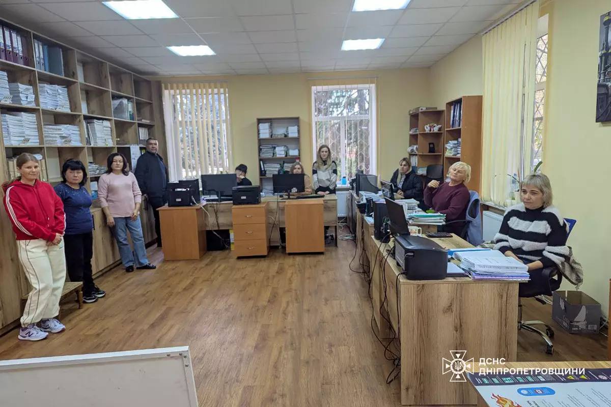 Працівникам виконавчого комітету Покровської громади нагадали правила безпеки під час загрози обстрілів 2