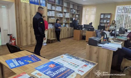 Працівникам виконкому Покровської громади нагадали правила безпеки під час загрози обстрілів (фото) 33 Працівникам виконавчого комітету Покровської громади нагадали правила безпеки під час загрози обстрілів 3