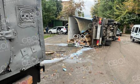 «Урал» перекинув вантажівку з молочною продукцією у Кривому Розі (фото, відео) 39 У Кривому Розі 4