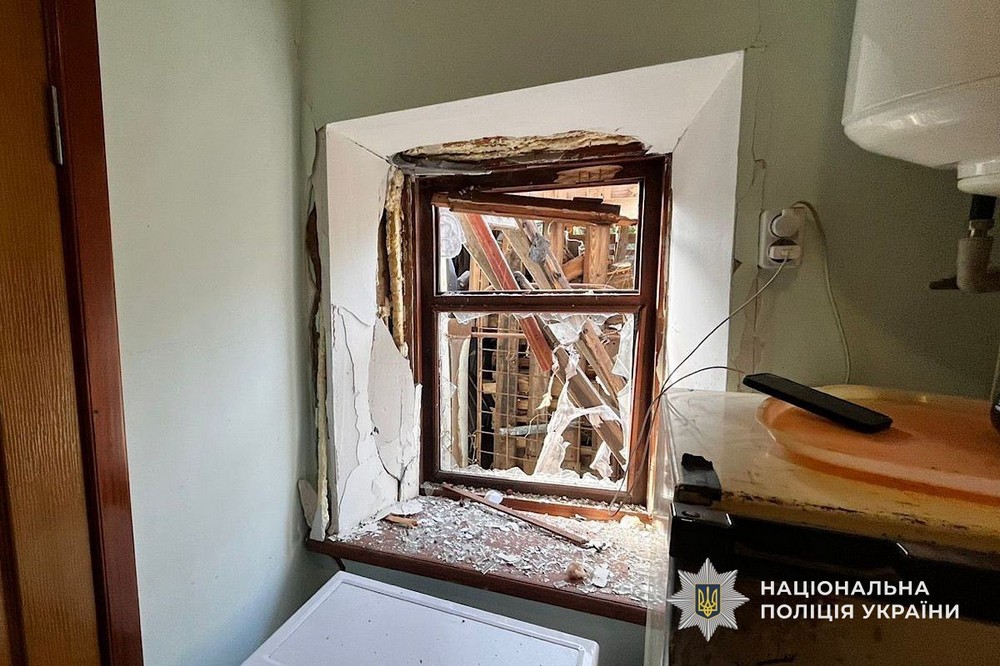 У Марганці жінка отримала акубаротравму, є руйнування наслідки обстрілів Нікопольщини та Синельниківщини, зафіксувала поліція 6