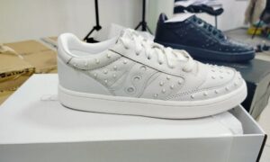 У Нікополі роздали 130 пар спортивного взуття дітям пільгових категорій (фото) 2  У Нікополі роздали 130 пар спортивного взуття дітям пільгових категорій (фото) 4