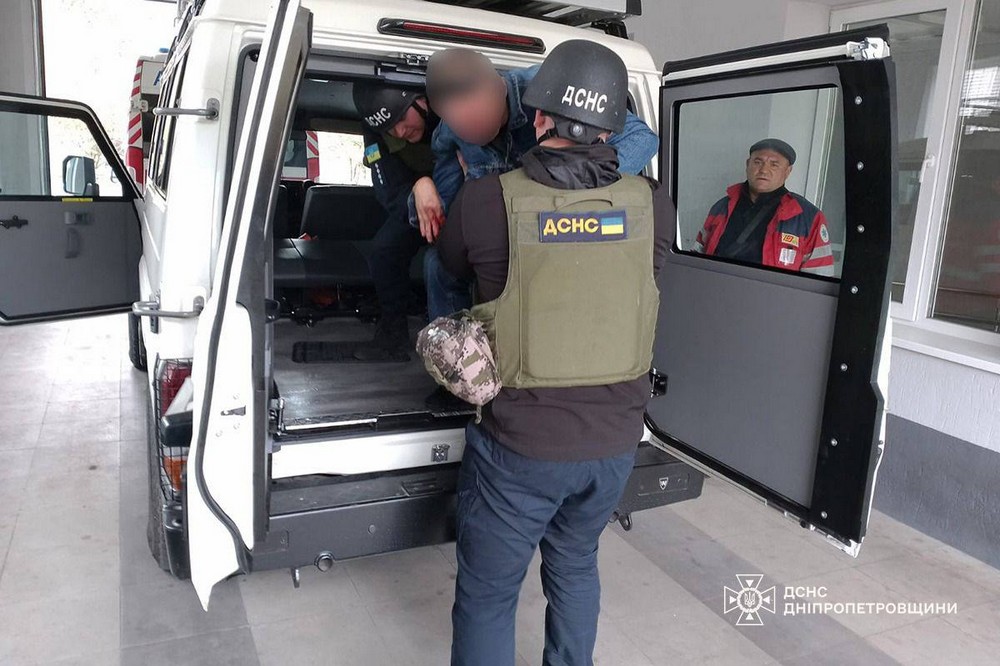 У Нікополі сьогодні надзвичайники евакуювали пораненого до лікарні (фото) 3