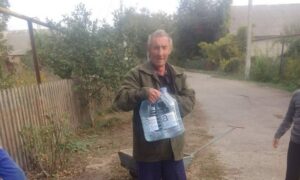 Жителям Марганецької громади видали понад 6 000 пляшок води і продуктові набори (фото)