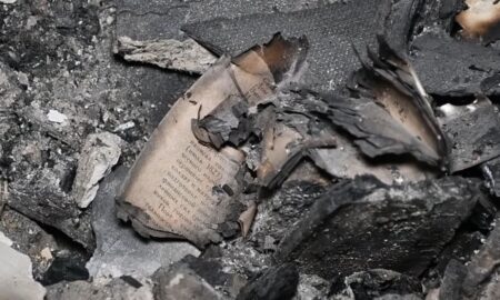Пряме влучання снаряду не залишило шансів: у Нікополі відроджують з попелу знищену ворогом шкільну бібліотеку (відео)