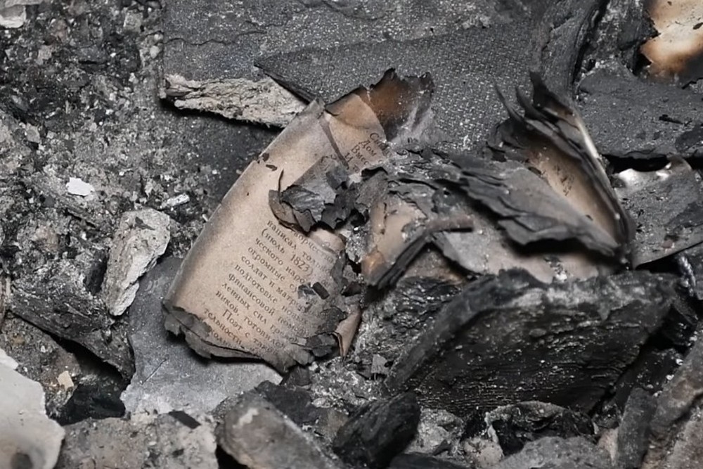 Пряме влучання снаряду не залишило шансів: у Нікополі відроджують з попелу знищену ворогом шкільну бібліотеку (відео)