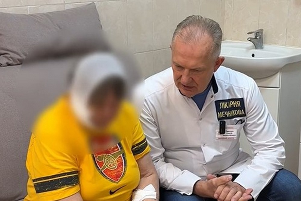 Вижила після пострілу в обличчя, але окупанти вбили усю сім’ю: у Дніпрі рятують Ольгу зі Званівки (відео)