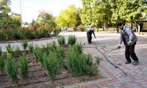 У Нікополі демонтують системи поливу, встановлюють знаки, прибирають листя і усувають наслідки обстрілів (фото)