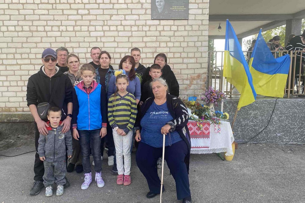 на Нікопольщині сьогодні відкрили меморіальну дошку на честь захисника Юрія Рожевського 4