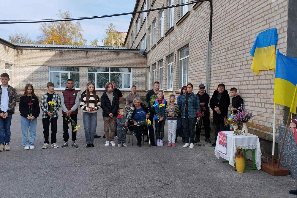 на Нікопольщині сьогодні відкрили меморіальну дошку на честь захисника Юрія Рожевського 5