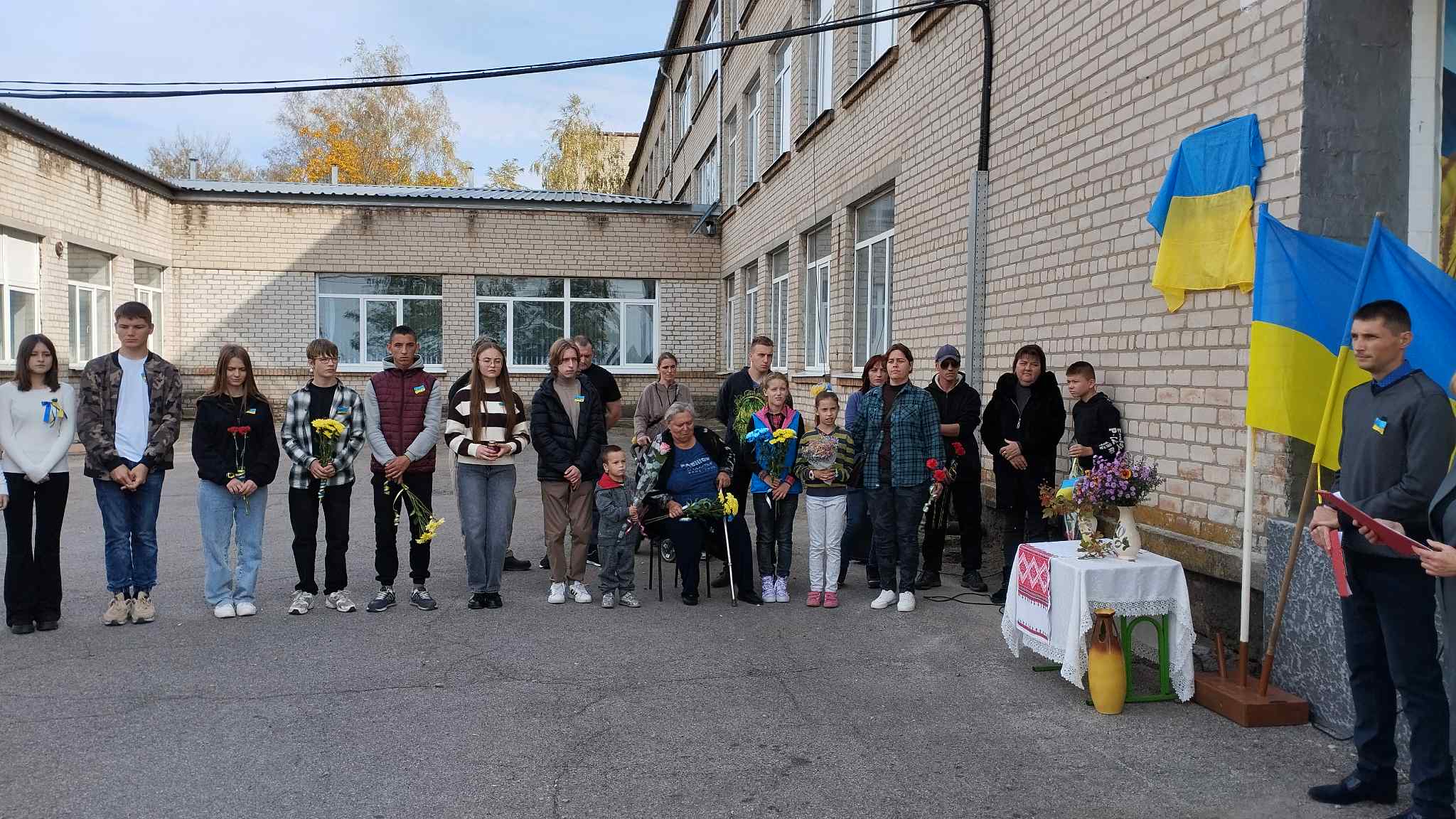 на Нікопольщині сьогодні відкрили меморіальну дошку на честь захисника Юрія Рожевського 5