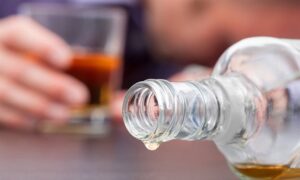 Пили до самого ранку: на Дніпропетровщині підлітки отруїлися алкоголем