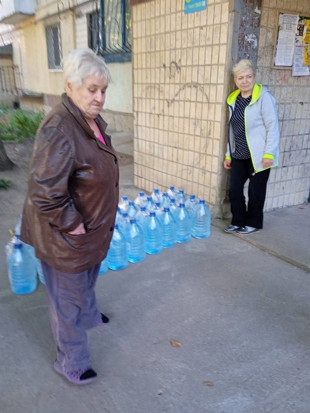 Мешканцям Марганецької громади роздали воду: фото