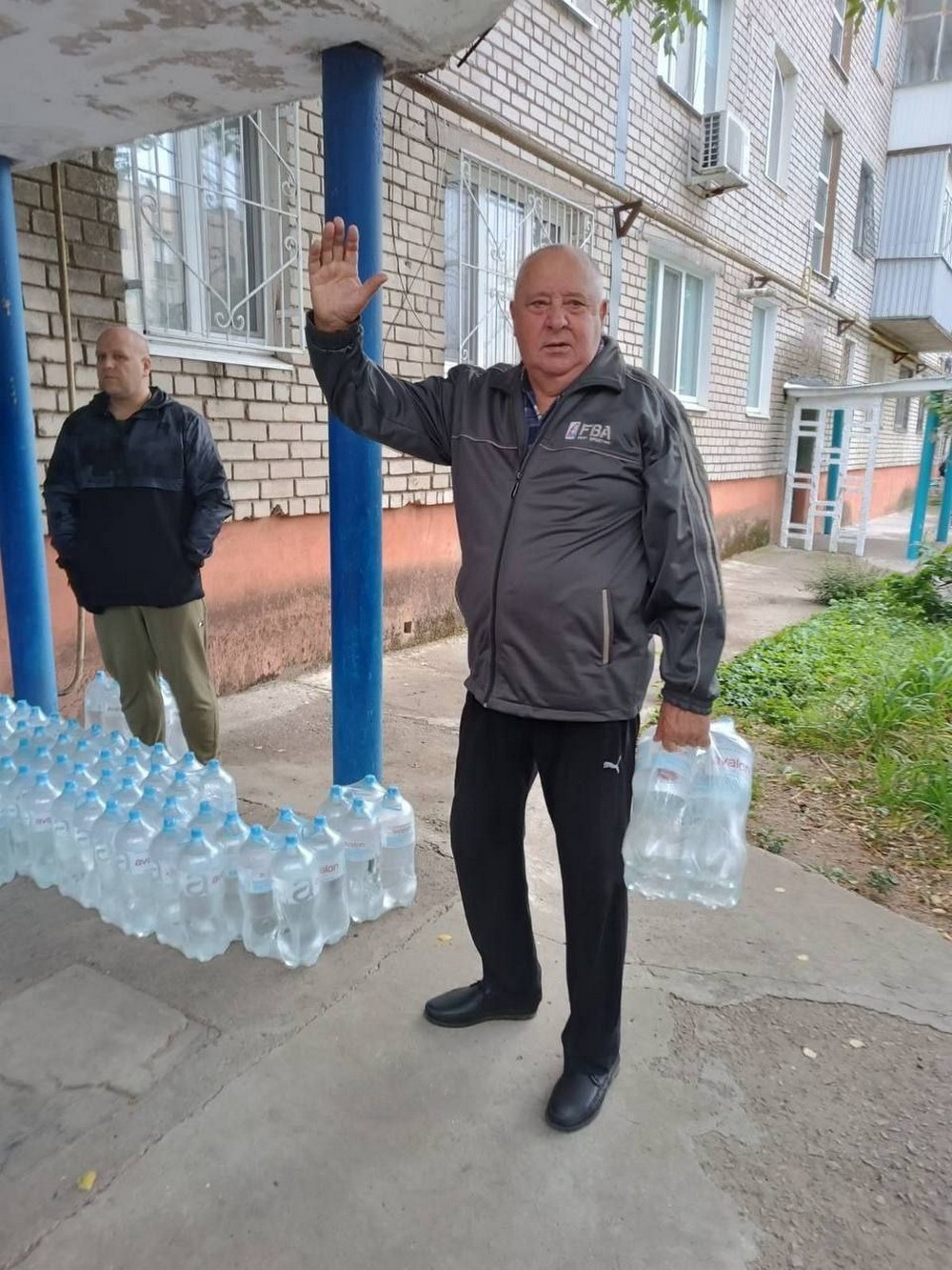 Мешканцям Марганецької громади роздали воду: фото