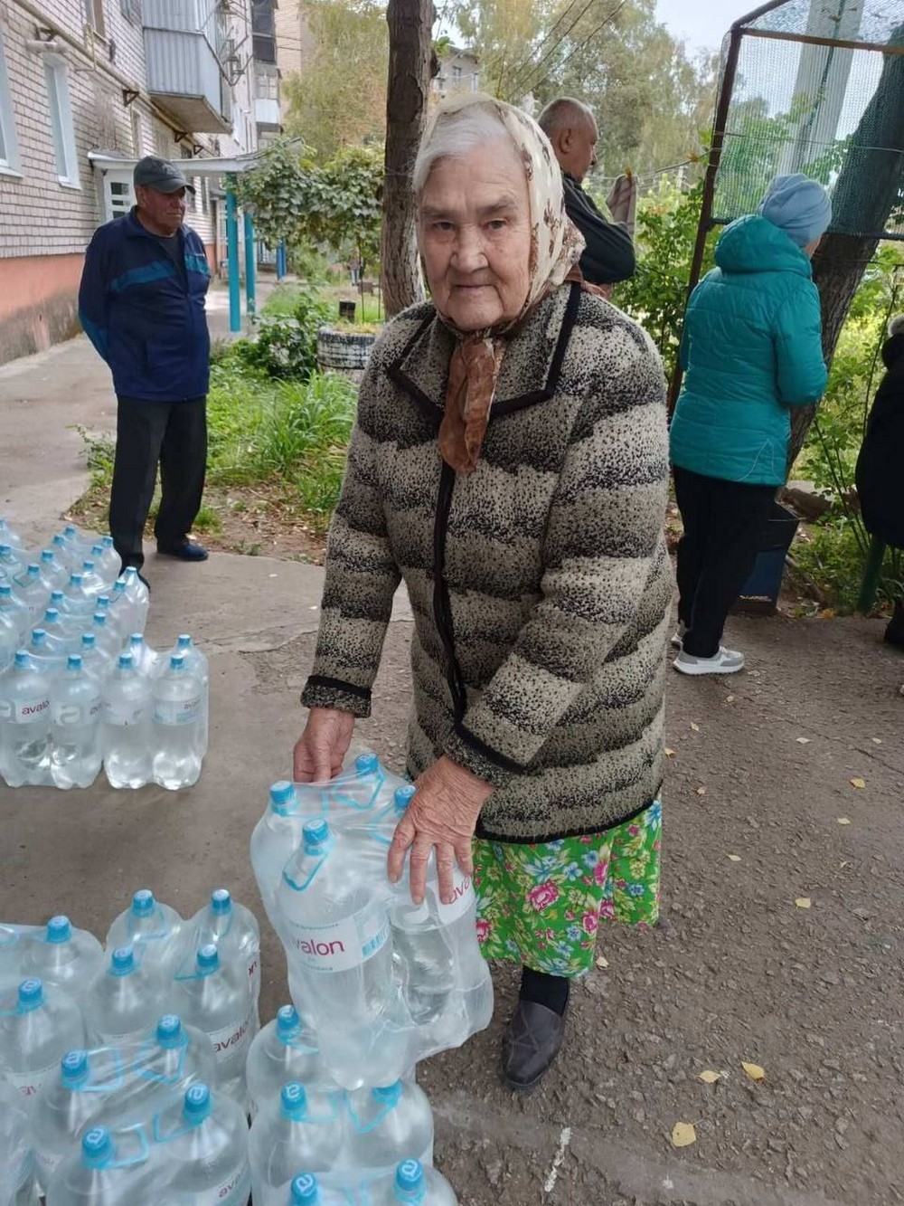 Мешканцям Марганецької громади роздали воду: фото