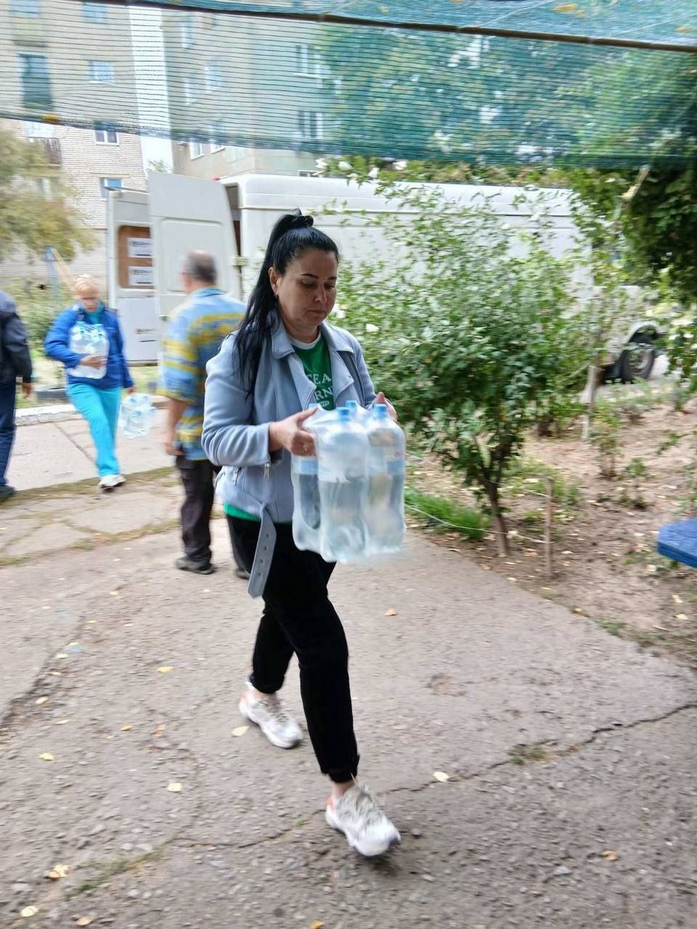 Мешканцям Марганецької громади роздали воду: фото