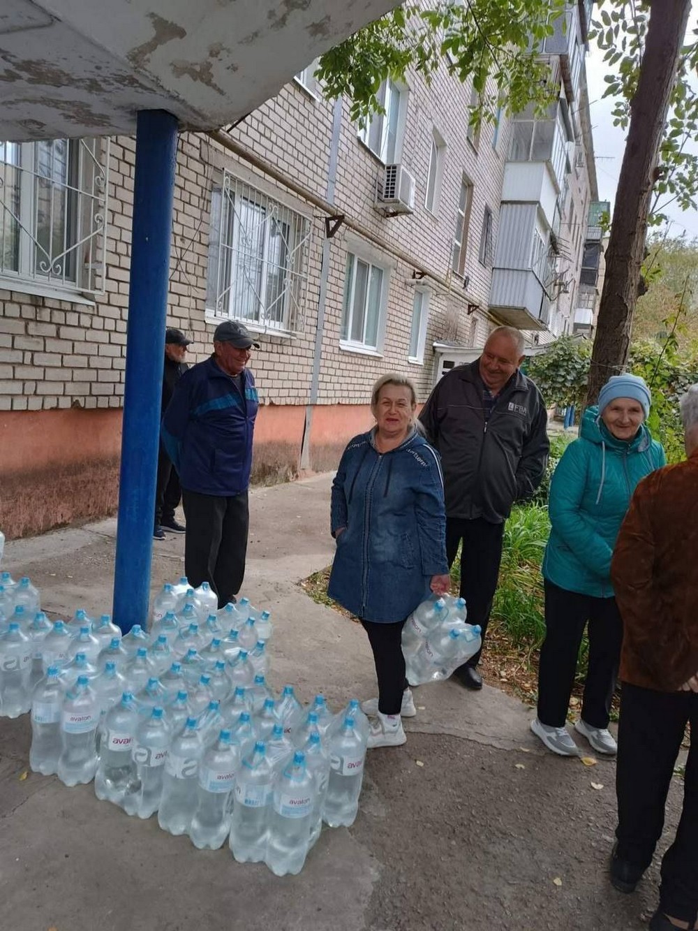 Мешканцям Марганецької громади роздали воду: фото